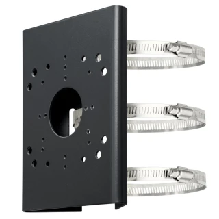 Adapter słupowy BCS-AS-ATU-B w kolorze czarnym, wyposażony w otwory montażowe oraz dwie metalowe opaski zaciskowe. Produkt przeznaczony jest do montażu kamer na słupach.