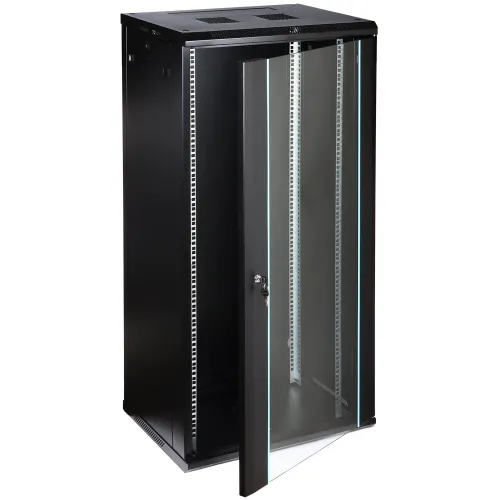 Czarna szafa rackowa z otwartymi drzwiami, ukazująca wnętrze z miejscem na montaż sprzętu sieciowego. Drzwi są przeszklone, a na górze szafy znajdują się otwory wentylacyjne.