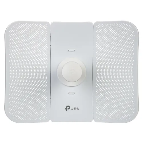 Zdjęcie przedstawia biały router TP-Link z trzema panelami, z centralnym okrągłym elementem i perforowanymi bocznymi skrzydłami. Na dole widoczne jest logo TP-Link.