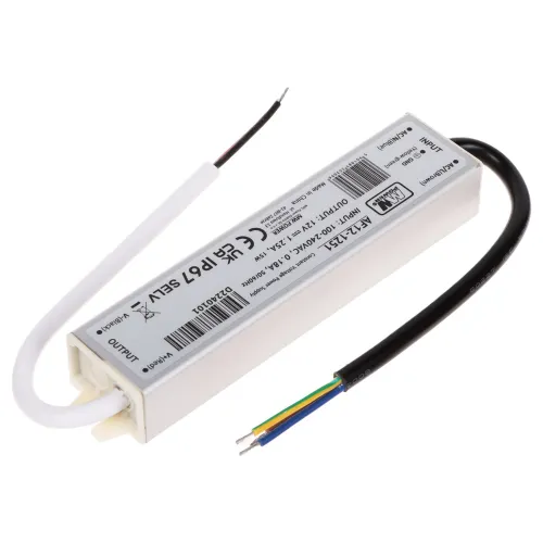 Prostokątny zasilacz LED w białej obudowie z widocznymi oznaczeniami technicznymi i certyfikatami. Z urządzenia wychodzą cztery kolorowe przewody oraz dwa czarne przewody.