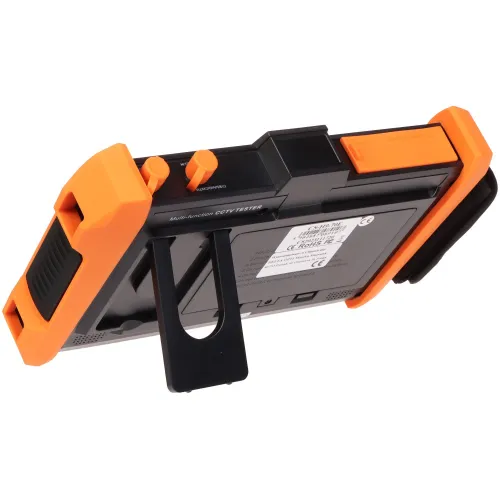 Urządzenie do testowania CCTV z pomarańczowymi akcentami i czarną obudową, wyposażone w uchwyt i przyciski sterujące. Na tylnej części widoczne są etykiety z informacjami technicznymi.