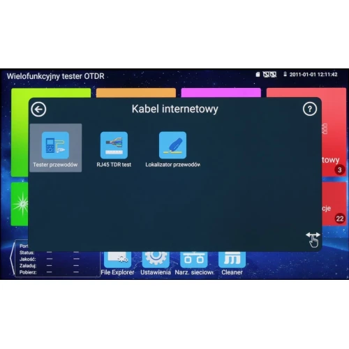 Ekran urządzenia wielofunkcyjnego z trzema ikonami dotyczącymi testowania kabli internetowych: Tester przewodów, RJ45 TDR test i Lokalizator przewodów. W tle widoczne są inne aplikacje oraz data i godzina w prawym górnym rogu.