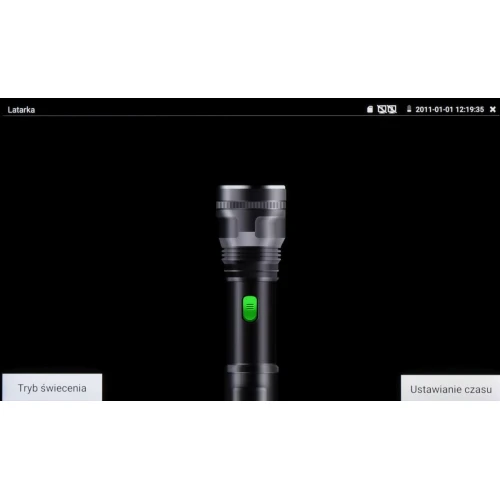 Na zdjęciu znajduje się czarna latarka z zielonym przyciskiem, umieszczona na czarnym tle. W górnej części ekranu widoczny jest pasek z informacjami o dacie i godzinie, a na dole znajdują się przyciski "Tryb świecenia" i "Ustawianie czasu".