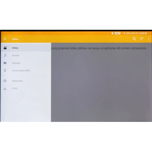 Zrzut ekranu przedstawia interfejs aplikacji VLC na urządzeniu z systemem Android, z widocznym menu po lewej stronie zawierającym opcje takie jak "Wideo", "Dźwięk" i "Katalogi". W prawym górnym rogu ekranu widoczna jest data i godzina.