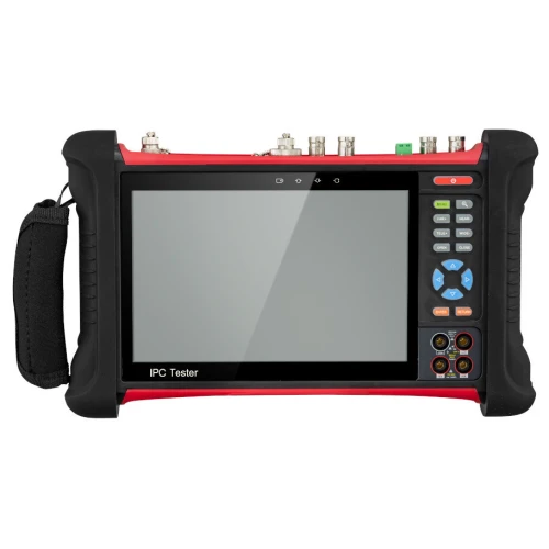 Na zdjęciu znajduje się przenośny tester CCTV z dużym ekranem dotykowym, otoczony gumowymi osłonami dla lepszej ochrony. Urządzenie posiada różnorodne złącza i przyciski funkcyjne po prawej stronie ekranu, a także pasek do przenoszenia.