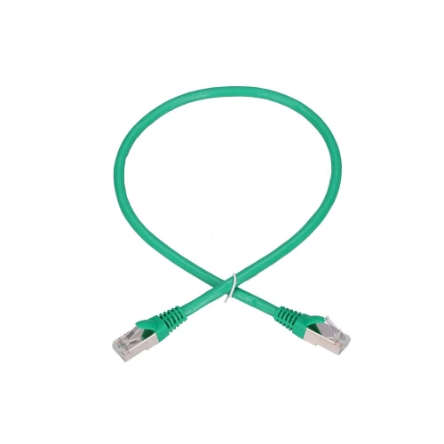 Zielony kabel Ethernet z metalowymi końcówkami ułożony w kształt litery "X" na białym tle. Kabel posiada złącza RJ45 na obu końcach.