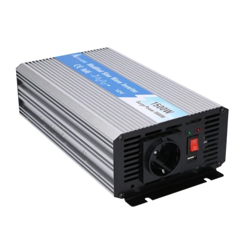 Na zdjęciu znajduje się srebrny falownik o mocy 1500W z gniazdem elektrycznym, przełącznikiem i portem USB na przednim panelu. Urządzenie ma niebieski pasek z oznaczeniami technicznymi na górze obudowy.