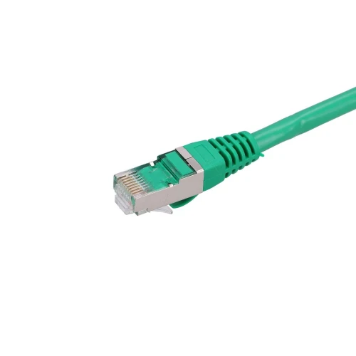 Zielony kabel Ethernet zakończony metalową wtyczką RJ-45 na białym tle. Wtyczka posiada przezroczystą osłonę zabezpieczającą zatrzask.