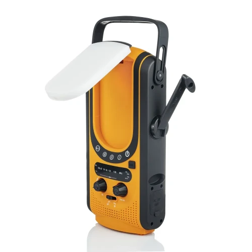 Przenośne radio w kolorze pomarańczowo-czarnym z korbką do ładowania i uchylną osłoną na górze. Na przednim panelu znajdują się pokrętła i przyciski do sterowania funkcjami urządzenia.