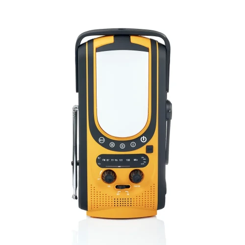 Przenośne urządzenie w kolorze czarno-pomarańczowym z wyświetlaczem i pokrętłami na przednim panelu. Posiada antenę po lewej stronie i uchwyt na górze.