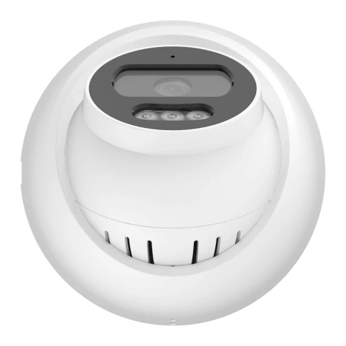 Biała, kopułkowa kamera monitoringu z widocznym obiektywem i trzema diodami LED na czarnym tle. Kamera ma nowoczesny design i jest przeznaczona do montażu sufitowego.