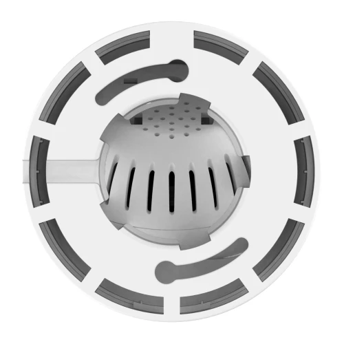 Zdjęcie przedstawia okrągłą, białą kamerę sufitową z widocznymi czarnymi elementami i otworami wentylacyjnymi. Kamera ma nowoczesny design i jest przeznaczona do montażu wewnętrznego.