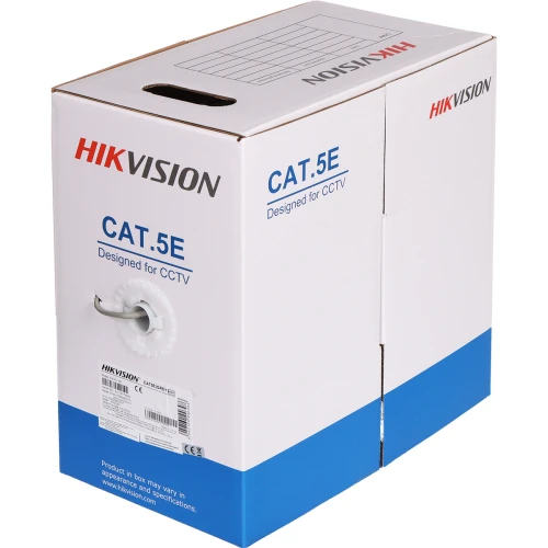 Na zdjęciu znajduje się biało-niebieskie pudełko z logo Hikvision, zawierające kabel instalacyjny kategorii 5E przeznaczony do systemów CCTV. Pudełko posiada otwór, z którego wystaje koniec kabla.