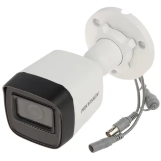 Biała kamera monitoringu Hikvision z czarnym frontem i obiektywem, zamontowana na uchwycie ściennym. Z kamery wychodzą dwa przewody zakończone złączami.