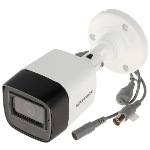 Na zdjęciu znajduje się biała kamera monitoringu Hikvision z czarnym frontem, zamontowana na regulowanym uchwycie. Kamera posiada kilka przewodów zakończonych różnymi złączami.