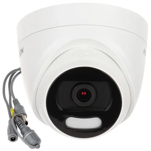Biała kamera kopułkowa Hikvision z czarnym obiektywem i widocznymi kablami po lewej stronie. Kamera ma nowoczesny design i jest przeznaczona do monitoringu wizyjnego.