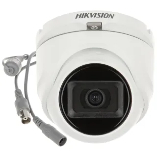 Biała kamera kopułkowa Hikvision z widocznym obiektywem i przewodami po lewej stronie. Kamera ma nowoczesny design i jest przeznaczona do monitoringu wizyjnego.