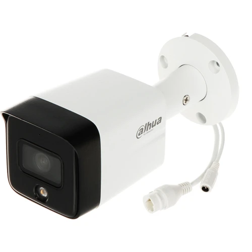 Biała kamera IP Dahua z czarnym frontem i logo marki na boku, wyposażona w obiektyw oraz diodę LED. Kamera posiada uchwyt montażowy i dwa przewody połączeniowe.