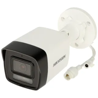 Biała kamera IP Hikvision z czarnym frontem i obiektywem, zamontowana na okrągłej podstawie. Widoczne są również przewody połączeniowe wychodzące z tyłu kamery.