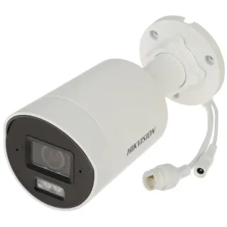 Biała kamera IP Hikvision z cylindrycznym korpusem i czarnym panelem frontowym, wyposażona w obiektyw i diodę LED. Kamera posiada uchwyt montażowy oraz przewody do podłączenia.