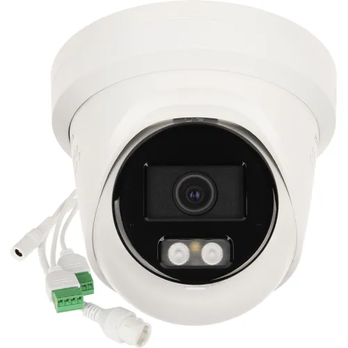 Biała kamera IP Hikvision DS-2CD2346G2H-ISU/SL z widocznym obiektywem i dwoma diodami LED. Posiada dwa przewody z wtyczkami do podłączenia.