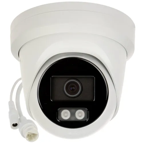 Biała kamera kopułkowa Hikvision z widocznym obiektywem i dwoma diodami LED na czarnym tle. Kamera posiada dwa przewody zakończone złączami.