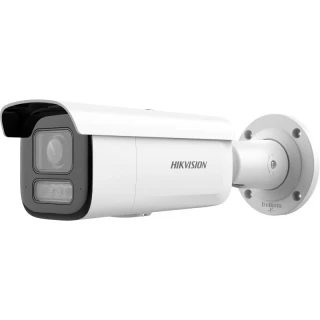 Na zdjęciu znajduje się biała kamera monitoringu marki Hikvision z czarnymi elementami, zamontowana na ściennym uchwycie. Kamera ma prostokątny kształt z widocznym obiektywem i diodami LED.