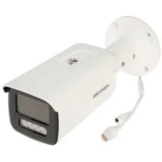 Biała kamera IP Hikvision z obiektywem i diodami LED na przodzie, zamontowana na okrągłej podstawie. Z kamery wychodzą dwa przewody zakończone złączami.