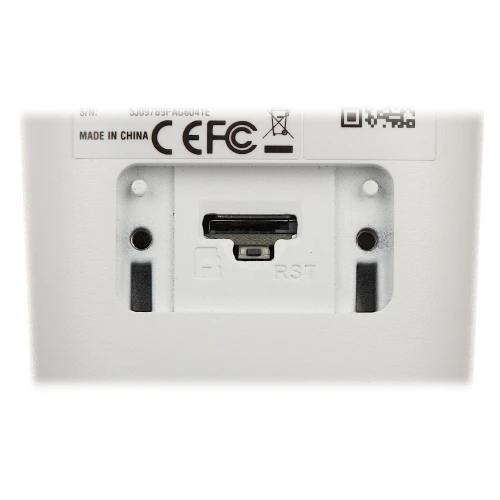 Zbliżenie na tylną część kamery IP, pokazujące porty i przycisk resetu. Widoczne są oznaczenia CE oraz informacje o pochodzeniu produktu.