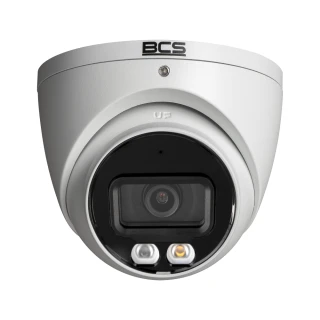 Kamera kopułowa IP w kolorze białym z logo BCS na górze, wyposażona w obiektyw i dwa diody LED. Urządzenie ma nowoczesny design i jest przeznaczone do monitoringu.