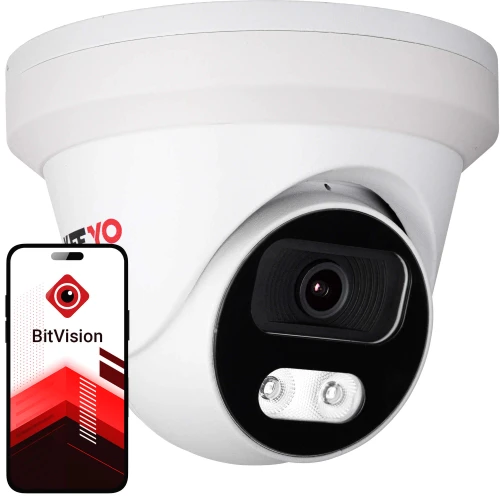 Biała, kopułowa kamera monitoringu z czarnym obiektywem i diodami LED na froncie. Obok kamery znajduje się smartfon z aplikacją BitVision na ekranie.
