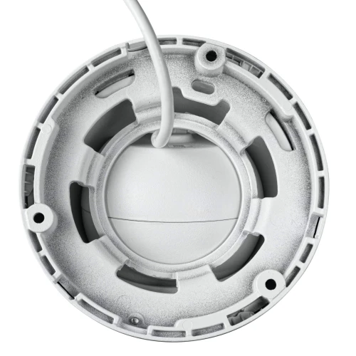 Zdjęcie przedstawia białą, kopułową kamerę IP marki Keeyo, widzianą od spodu z widocznym okablowaniem. Kamera ma okrągły kształt z kilkoma otworami montażowymi na obwodzie.