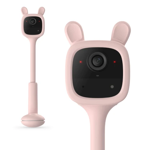 Różowa kamera niania z detekcją, w kształcie przypominającym misia, z dużym obiektywem na środku. Urządzenie ma długą, elastyczną podstawę, umożliwiającą łatwe ustawienie.