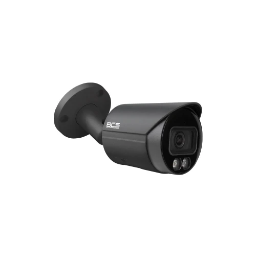 Na zdjęciu znajduje się czarna kamera tubowa marki BCS z widocznym obiektywem i dwoma diodami LED na przodzie. Kamera jest zamontowana na uchwycie, co sugeruje jej przeznaczenie do monitoringu zewnętrznego.