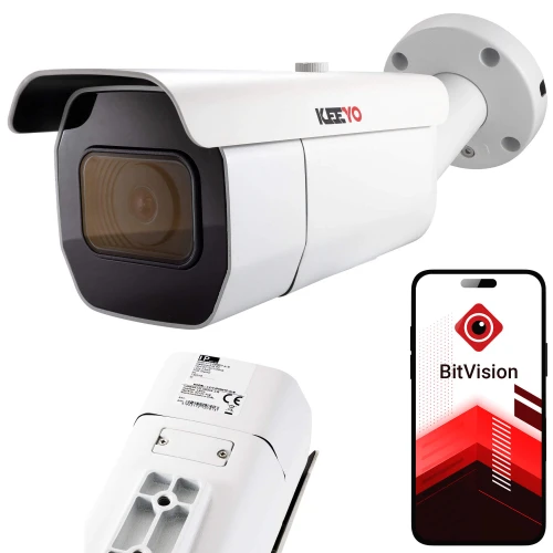 Biała kamera tubowa IP z obiektywem i osłoną przeciwsłoneczną jest zamontowana na ścianie. Obok kamery widoczny jest smartfon z aplikacją BitVision na ekranie.