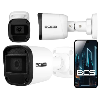 Zdjęcie przedstawia białą kamerę tubową IP marki BCS z logo "BCS BASIC" na obudowie, widoczną z różnych perspektyw. Obok kamery znajduje się smartfon z wyświetlonym logo BCS i grafiką miejskiego krajobrazu nocą.