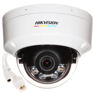Wandaloodporna kamera IP Hikvision w białej obudowie z widocznym obiektywem i diodami LED. Kamera posiada logo producenta na górnej części obudowy oraz przewody do podłączenia.