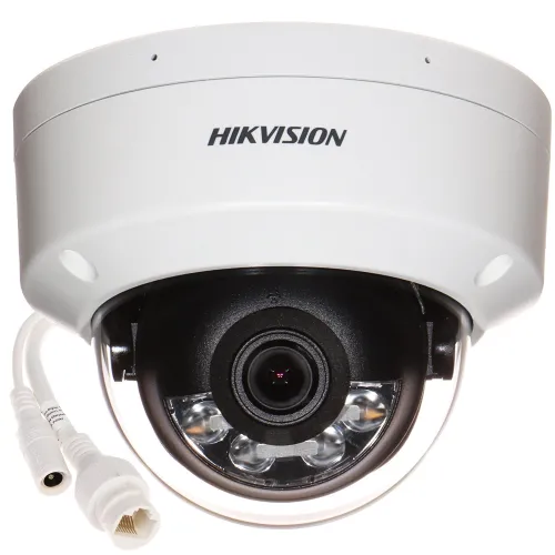 Wandaloodporna kamera IP Hikvision z białą obudową i widocznym obiektywem oraz diodami LED. Kamera posiada przewody do podłączenia zasilania i sieci.