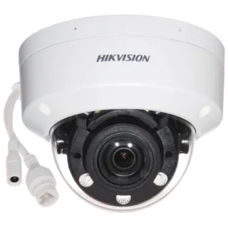 Wandaloodporna kamera IP Hikvision w białej obudowie z widocznym obiektywem i przewodami połączeniowymi. Kamera posiada oznaczenie modelu i jest przeznaczona do monitoringu zewnętrznego.