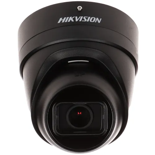Czarna, wandaloodporna kamera IP Hikvision z obiektywem o zmiennej ogniskowej. Kamera ma solidną, kopułową konstrukcję i jest przeznaczona do monitoringu zewnętrznego.