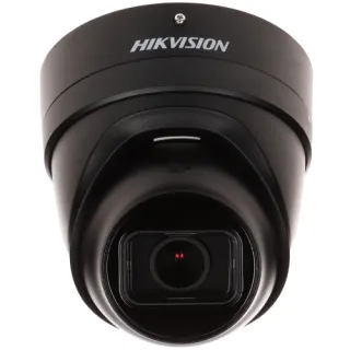 Czarna, wandaloodporna kamera IP marki Hikvision z widocznym obiektywem i logo na górze. Kamera ma nowoczesny, kompaktowy design i jest przeznaczona do monitoringu.