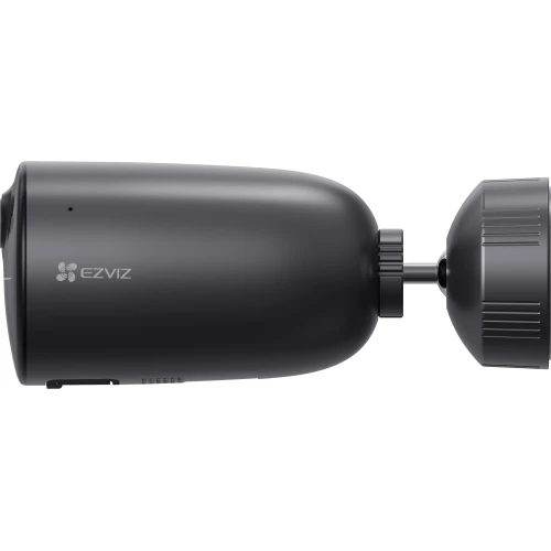 Czarna kamera Wi-Fi marki Ezviz z własnym zasilaniem, widoczna z boku. Urządzenie ma cylindryczny kształt i gładką powierzchnię.