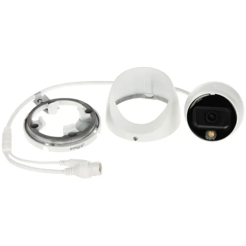 Na zdjęciu znajduje się kamera wyjęta z pierścienia zaciskowego, obok której leżą elementy montażowe. Kamera ma biały korpus i jest połączona z kablem zasilającym.