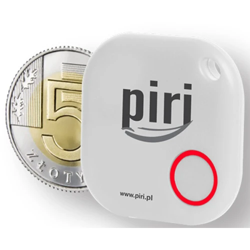 Lokalizator Bluetooth Piri w kształcie małego, białego urządzenia z otworem na smycz. Produkt leży na białym tle, prezentując swój kompaktowy design.