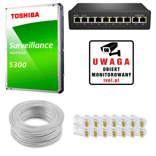 Na zdjęciu znajduje się zestaw akcesoriów do monitoringu, w tym dysk twardy Toshiba S300, przełącznik sieciowy, rolka kabla, złącza RJ45 oraz tabliczka informacyjna o monitoringu. Elementy są rozmieszczone na białym tle, co podkreśla ich funkcjonalność i zastosowanie w systemach nadzoru.