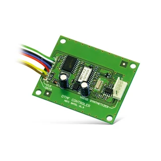 Moduł sterowania telefonem to elektroniczna płytka z różnymi komponentami i kolorowymi przewodami. Produkt ten umożliwia zdalne sterowanie urządzeniami za pomocą sygnałów telefonicznych.