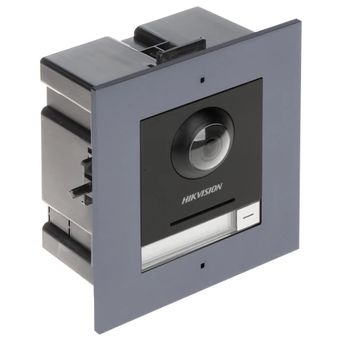 Moduł wideodomofonu Hikvision DS-KD8003-IME1/FLUSH/EU ma elegancką, czarną obudowę z dużym obiektywem kamery na środku. Posiada prostokątny kształt z metaliczną ramką i przyciskiem na dole.