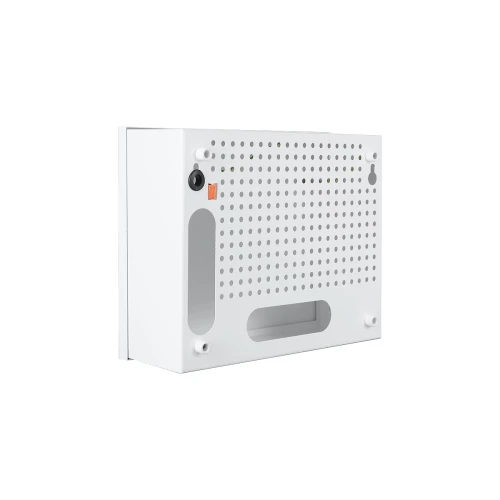 Biała, prostokątna obudowa wewnętrzna z perforowaną przednią ścianką i otworami montażowymi. Posiada wycięcia na kable oraz elementy mocujące.
