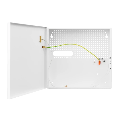 Biała, metalowa obudowa wewnętrzna z otwartymi drzwiczkami, posiada perforowaną tylną ściankę i kilka zamontowanych przewodów. Na ściance znajdują się oznaczenia L, N oraz otwory montażowe.