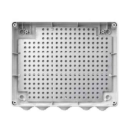 Prostokątna, szara obudowa zewnętrzna z perforowaną metalową płytą na środku. Obudowa posiada kilka otworów na kable na dolnej krawędzi.